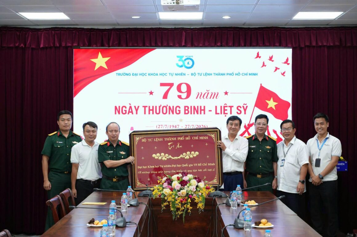 Bộ Tư lệnh TP.HCM tri ân những đóng góp chuyên môn của Trường Đại học Khoa học tự nhiên trong hành trình tìm kiếm hài cốt liệt sĩ