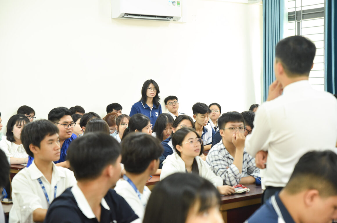 Đảng ủy Trường Đại học Khoa học tự nhiên gặp gỡ đảng viên là tân sinh viên khóa tuyển 2026