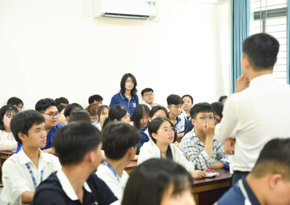 Đảng ủy Trường Đại học Khoa học tự nhiên gặp gỡ đảng viên là tân sinh viên khóa tuyển 2026