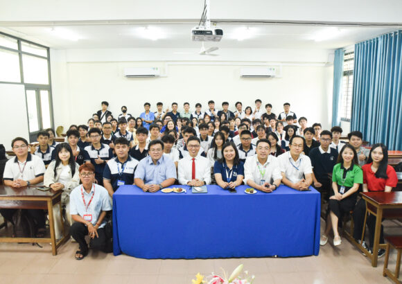 Đảng ủy Trường Đại học Khoa học tự nhiên gặp gỡ đảng viên là tân sinh viên khóa tuyển 2026