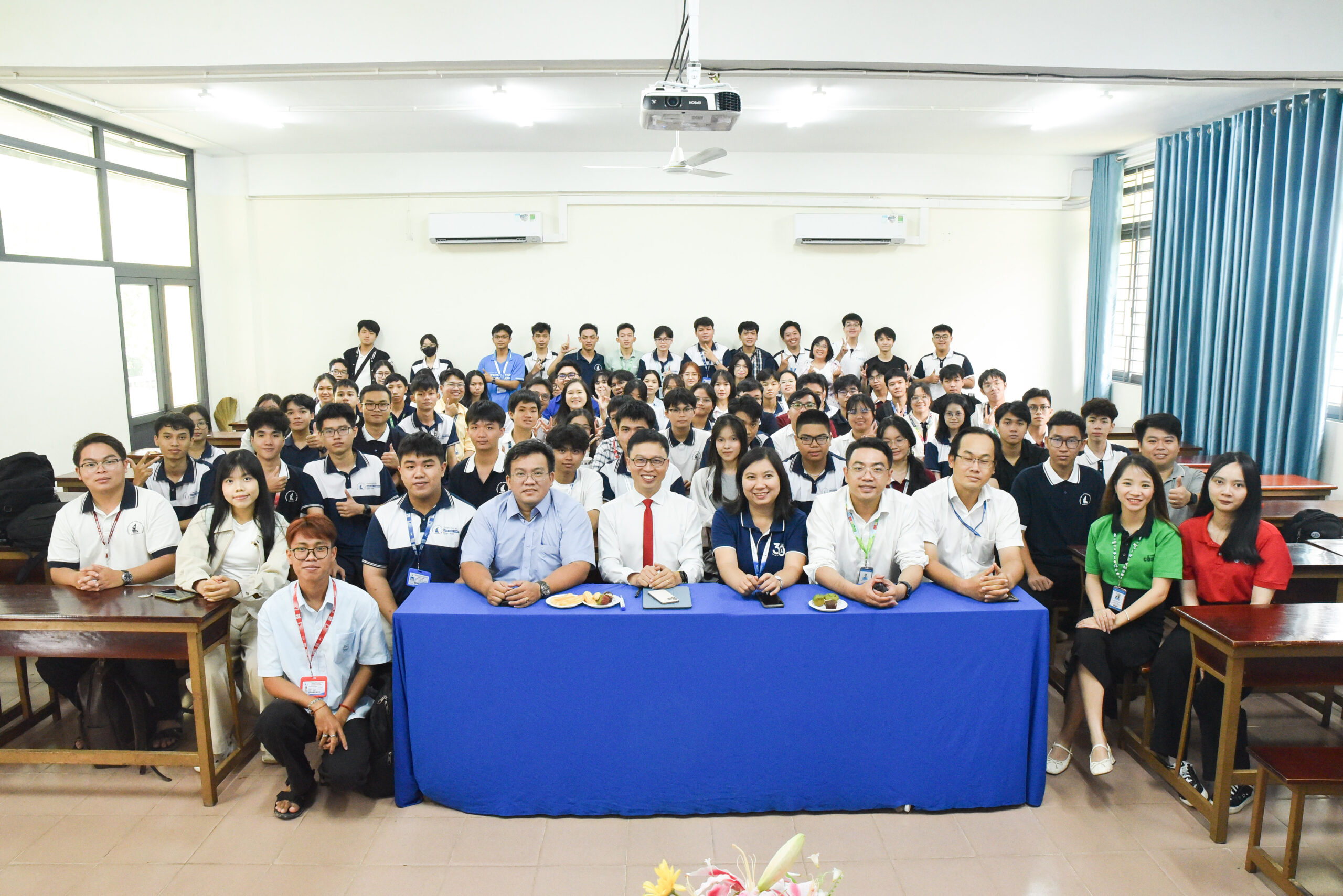 Đảng ủy Trường Đại học Khoa học tự nhiên gặp gỡ đảng viên là tân sinh viên khóa tuyển 2026