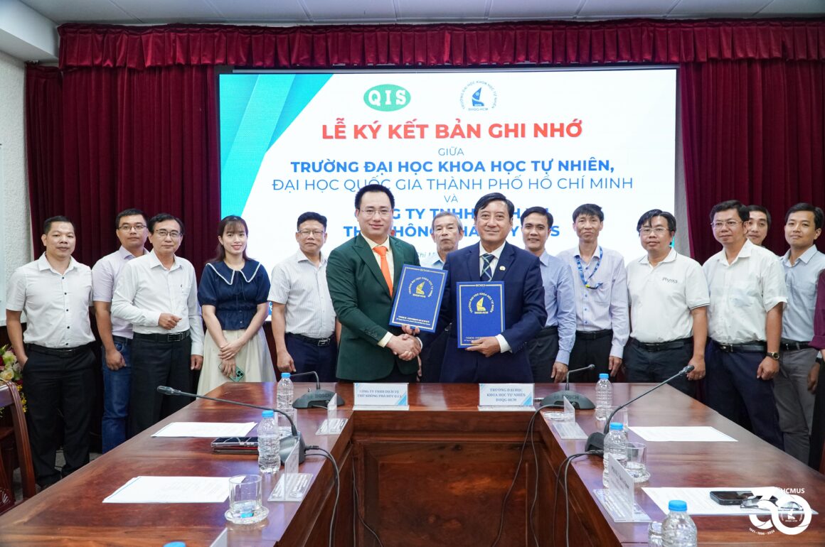 Ký kết Bản ghi nhớ hợp tác đào tạo giữa Trường Đại học Khoa học tự nhiên và Công ty Q.I.S