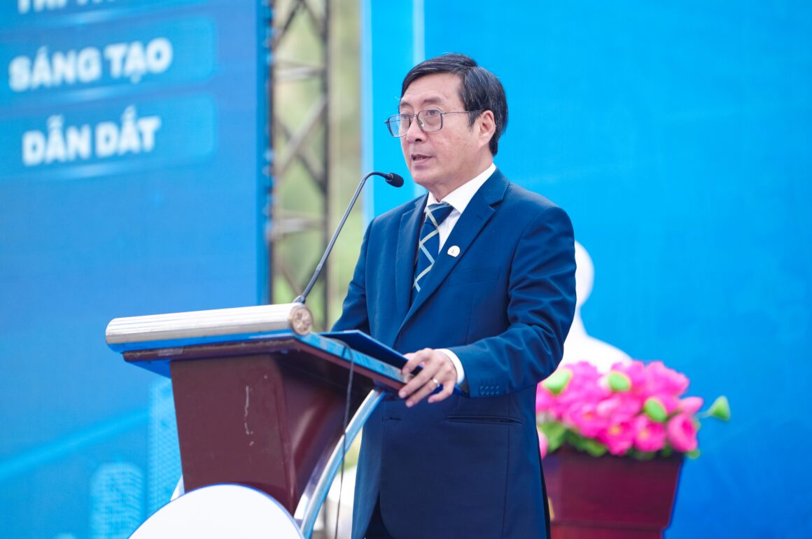 Thông điệp của Hiệu trưởng gửi tân sinh viên: Làm chủ tri thức, dấn thân trải nghiệm và phụng sự cộng đồng