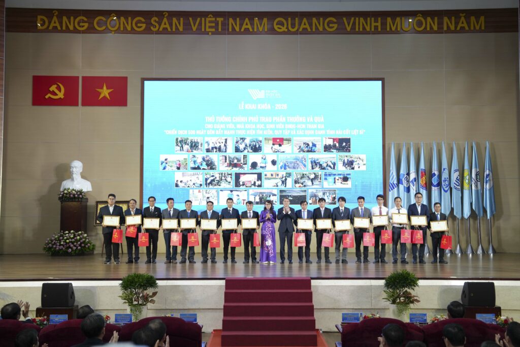 Trường Đại học Khoa học tự nhiên được vinh danh tại Lễ Khai khóa ĐHQG-HCM năm 2026 với những đóng góp nổi bật về khoa học - công nghệ