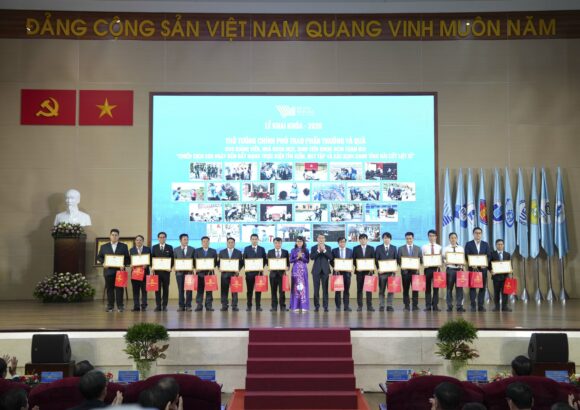 Trường Đại học Khoa học tự nhiên được vinh danh tại Lễ Khai khóa ĐHQG-HCM năm 2026 với những đóng góp nổi bật về khoa học – công nghệ