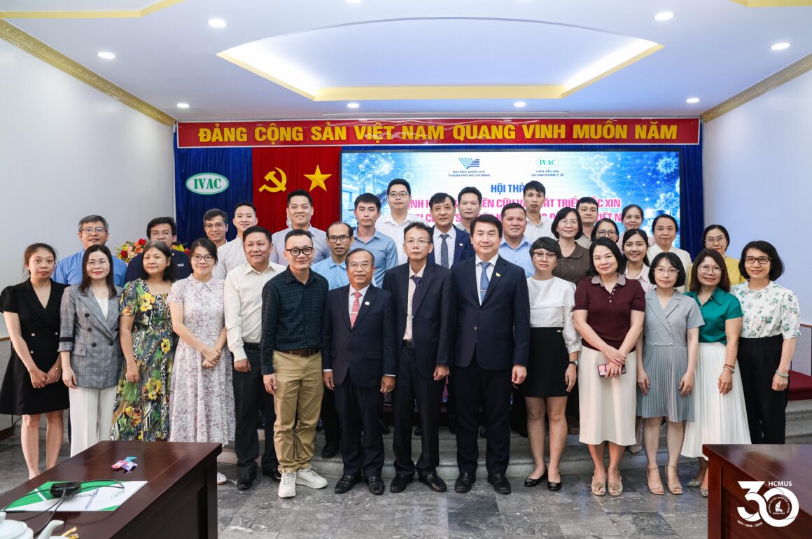 6A4A9302 Từ thiết kế peptide đến “bẫy” virus: Nhà khoa học Trường ĐH Khoa học tự nhiên nghiên cứu các hướng tiếp cận mới trong phát triển vắc xin